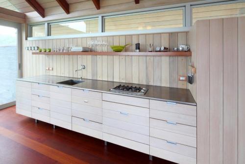 А если вообще без кухонного фартука. Фартук в зоне работы 08 А если вообще без кухонного фартука. Фартук в зоне работы 08