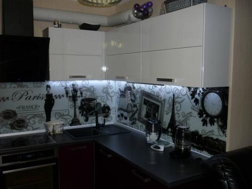 Стеклянный фартук на кухне. Что такое кухонный фартук