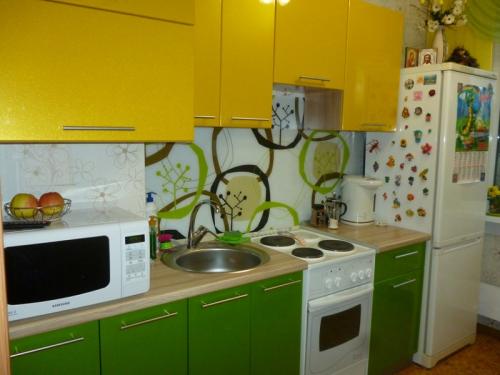 Стеклянный фартук на кухне. Что такое кухонный фартук