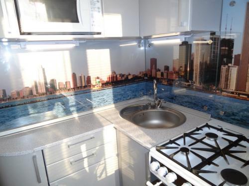 Стеклянный фартук на кухне. Что такое кухонный фартук