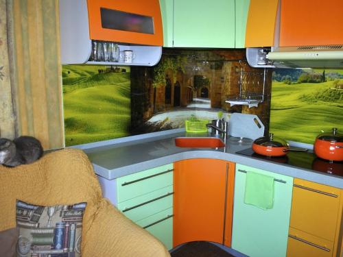 Стеклянный фартук на кухне. Что такое кухонный фартук