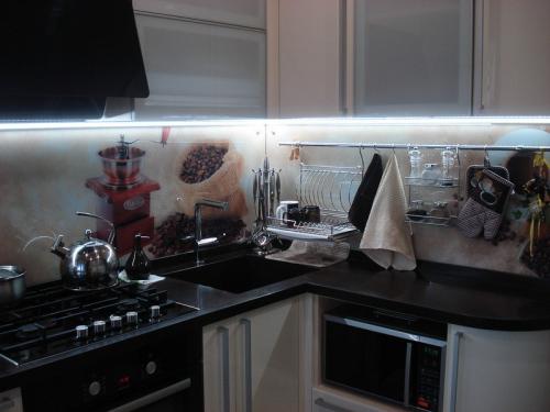 Стеклянный фартук на кухне. Что такое кухонный фартук