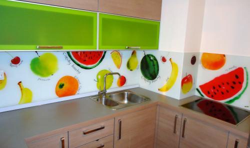 Стеклянный фартук на кухне. Что такое кухонный фартук