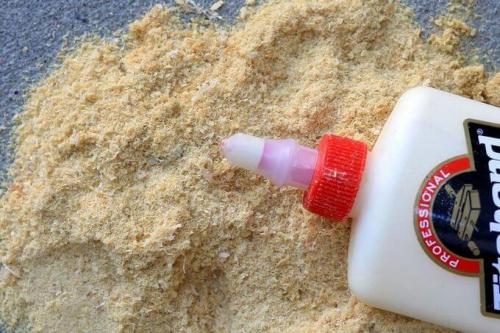 Трещина на разделочной доске. Смесь клея и древесной стружки