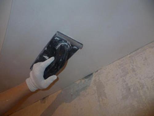 Как шпаклевать потолок бетонный. Технология шпаклевки потолка