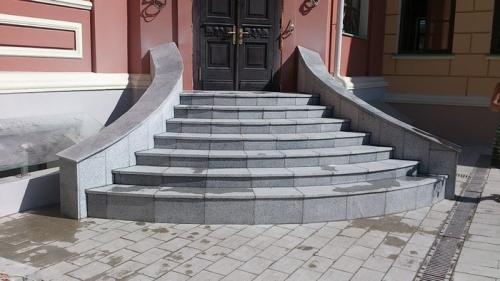 Крыльцо из металла и плитки. Виды крыльца для частного дома. Большая подборка вариантов с описанием. 36 фото