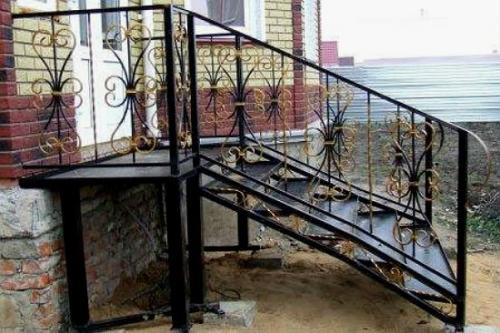 Крыльцо из металла к дому своими руками. Устройство крыльца из металла