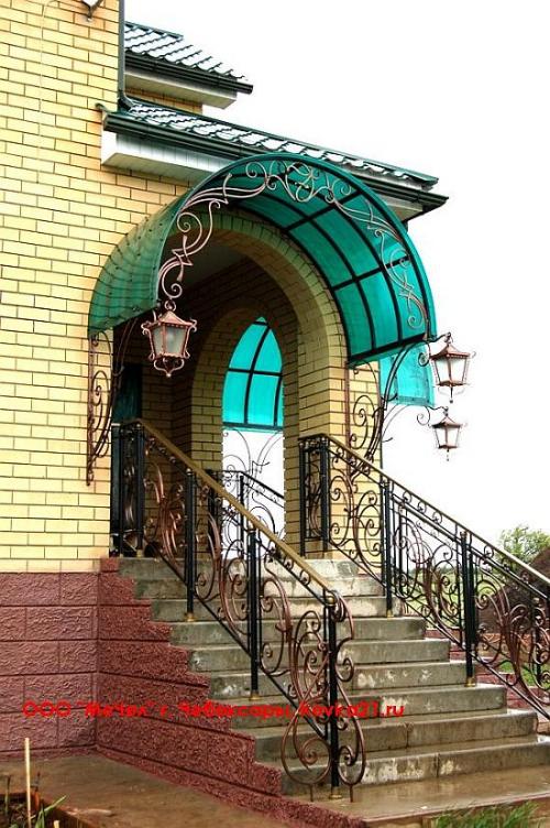 Металлическое крыльцо частного дома. Стили кованого крыльца 02