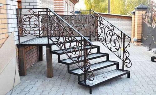 Крыльцо к дому из профильной трубы. Как сделать крыльцо из профильной трубы своими руками: пошаговая инструкция с чертежами и фото