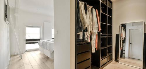 Как объединить спальню и гардеробную для создания большого пространства. Размещение гардеробной в спальне: зонирование, варианты дизайна в разных стилях