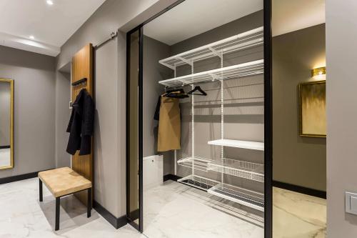 Как использовать раздвижные двери для экономии места в гардеробной. Какую раздвижную дверь поставить в гардеробную: особенности конструкций и материалов