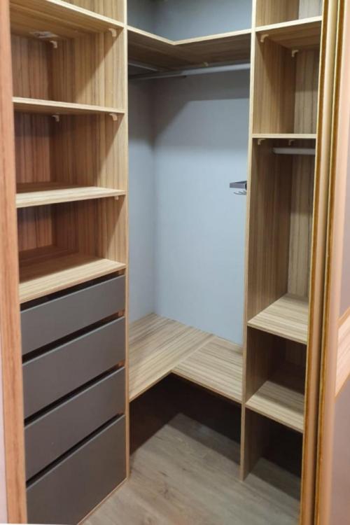 20 идей для крошечных гардеробных: как сделать их функциональными и стильными 04 20 идей для крошечных гардеробных: как сделать их функциональными и стильными 04