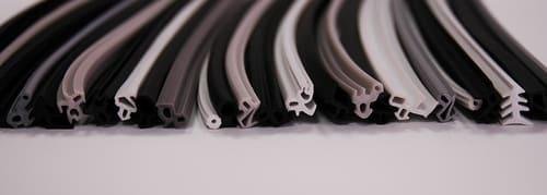 Как утеплить щели входной двери. Какой утеплитель лучше выбрать?