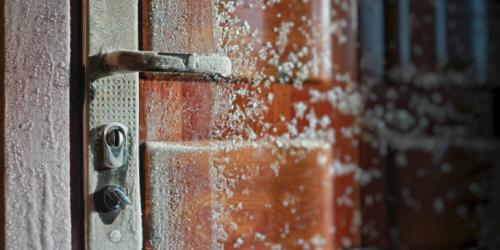 Как утеплить щели входной двери. Утепление входной двери в частном доме