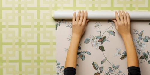 Можно на старые обои клеить новые. Можно ли клеить обои поверх обоев