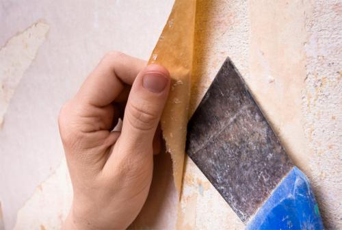 Можно ли грунтовать старые обои. Чем грозит оклейка новых обоев поверх старых?