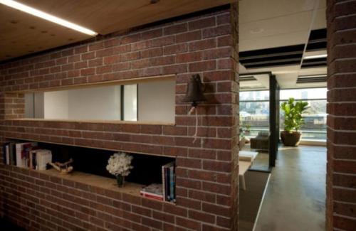 Какие материалы лучше использовать при отделке квартиры со свободной планировкой. Кирпич