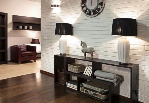 Обои под кирпич в интерьере гостиной. Преимущества и недостатки