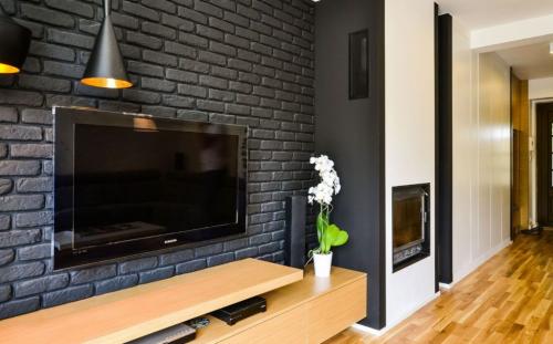 Обои под кирпич в интерьере гостиной. Преимущества и недостатки