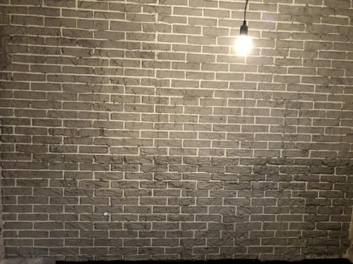 Декоративные кирпичи из гипсовой штукатурки. Стена под кирпич из штукатурки своими руками