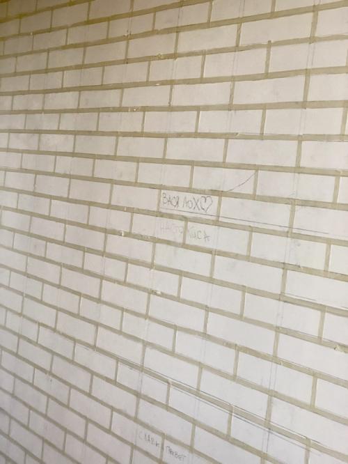 Декоративные кирпичи из гипсовой штукатурки. Стена под кирпич из штукатурки своими руками