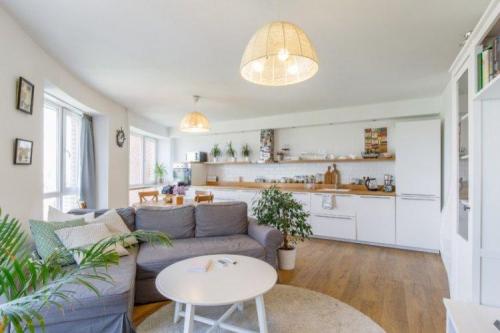 Какие материалы обычно используются в интерьерах нордического хай-тека. Материалы и оформление