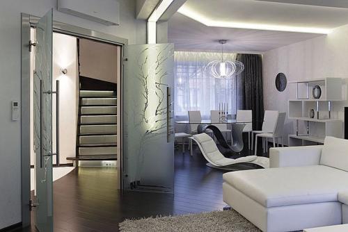 Влияет ли хай-тек на психологическое восприятие пространства, и если да то каким образом. Кто выбирает хай-тек