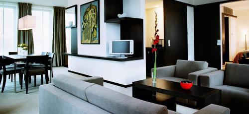 Интерьер хайтек с большими окнами: современность и свет 03 Интерьер хайтек с большими окнами: современность и свет 03