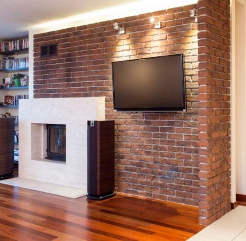 Декоративный кирпич в интерьере гостиной. Кирпичная кладка в интерьере: достоинства и недостатки
