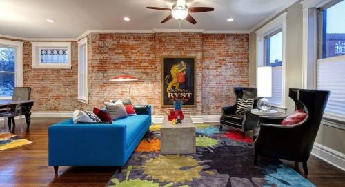 С чем сочетается декоративный кирпич в интерьере. Использование плитки и стеклянного кирпича в интерьере