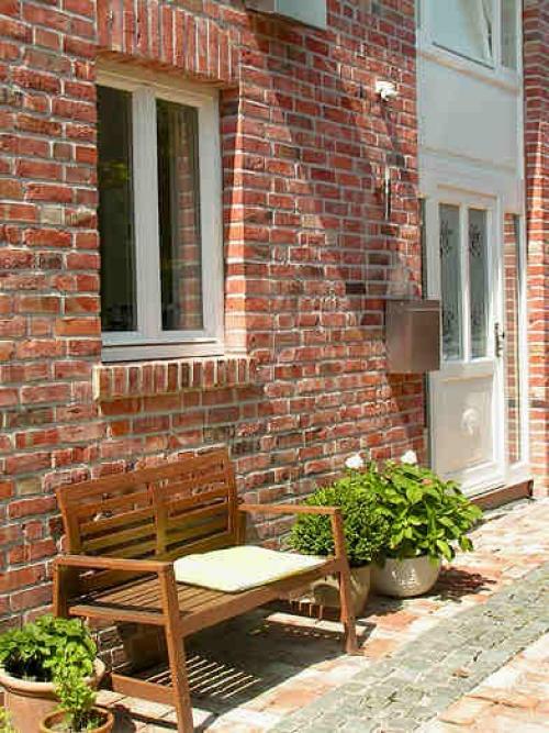 Чем закрыть кирпичную стену. Облицовка каменного дома кирпичом