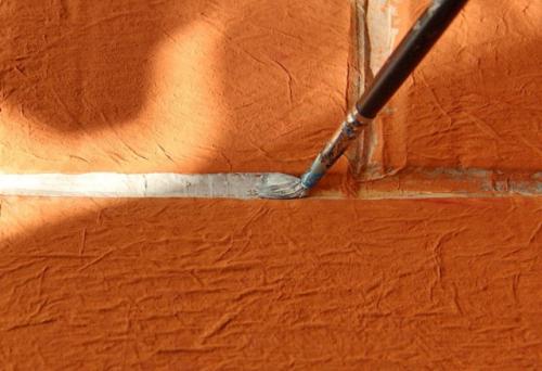 Имитация кирпича из гипсовой штукатурки. Прорезка швов кладки скребком