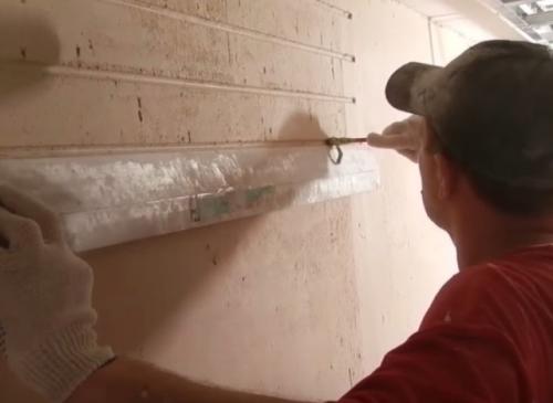 Имитация кирпича из гипсовой штукатурки. Прорезка швов кладки скребком
