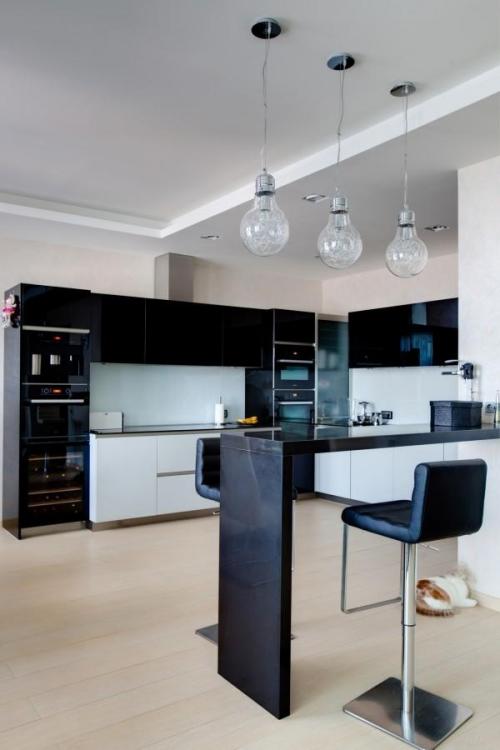 Какие материалы лучше всего подходят для создания хай-тек интерьеров окон. Интерьер гостиной, кухни хай-тек