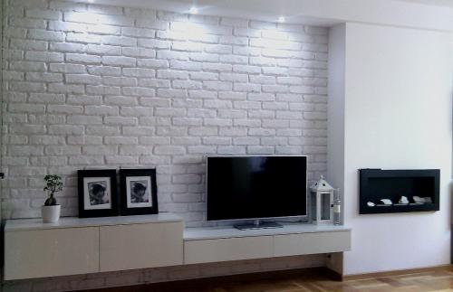 Как украсить кирпичную стену. Белый кирпич на стене? Отличная идея!