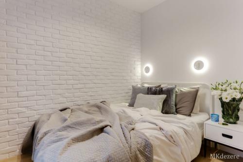 Как украсить кирпичную стену. Белый кирпич на стене? Отличная идея!