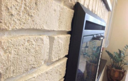 Как сделать кирпичный декор для стены своими руками. Декоративная штукатурка под кирпич своими руками: видео-уроки простых решений 03