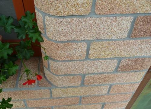 Как сделать в коридоре стену под кирпич самостоятельно. Декоративный камень в интерьере прихожей 05 Как сделать в коридоре стену под кирпич самостоятельно. Декоративный камень в интерьере прихожей 05