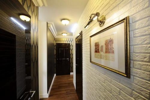 Кирпичная стена в интерьере прихожей. Преимущества декоративного кирпича