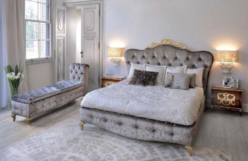 Кровать с мягким изголовьем в интерьере спальни. Кровать с мягким изголовьем – 140 фото самых интересных дизайнерских моделей 2022 года