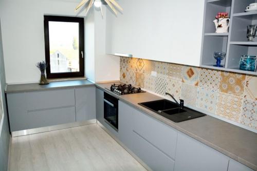 Цвет столешницы к серой кухне. Серая кухня —, какими цветами ее дополнить?