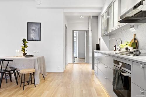 Цвет столешницы к серой кухне. Серая кухня —, какими цветами ее дополнить?