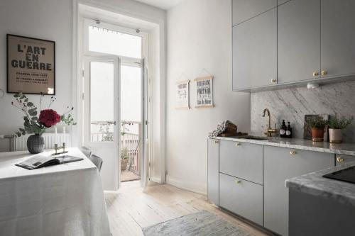 Цвет столешницы к серой кухне. Серая кухня —, какими цветами ее дополнить?