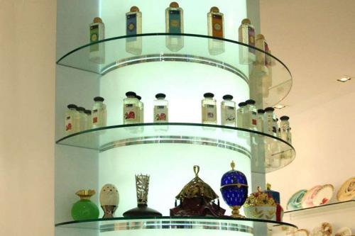 Полки в комнату на стену. Полки в интерьере гостиной