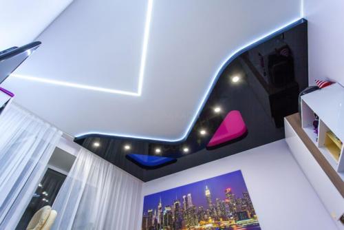 Натяжные потолки с подсветкой. В каком стиле интерьера применяют подсветку потолка 07 Натяжные потолки с подсветкой. В каком стиле интерьера применяют подсветку потолка 07