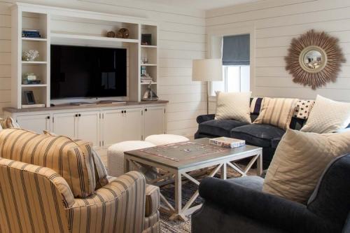 Полки в интерьере гостиной. Особенности полок для гостиных в разных стилях