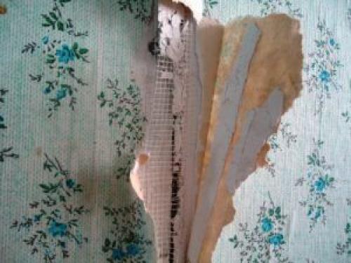 Можно ли клеить обои на остатки старых. Соблюдение норм и критериев