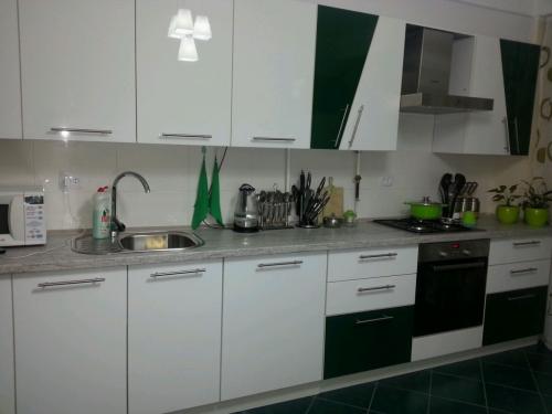 Как создать гармоничный интерьер в белых кухнях с зелеными фасадами. Преимущества бело-зеленых тонов на кухне