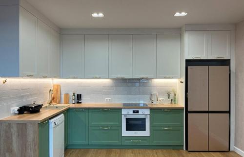 Создание уютного интерьера: зеленая и белая кухня 06