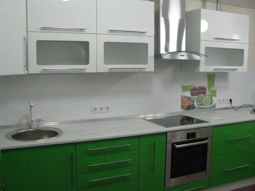 Как создать гармоничный интерьер в белых кухнях с зелеными фасадами. Преимущества бело-зеленых тонов на кухне